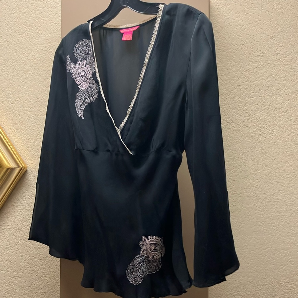 Sunny Leigh bell sleeve embroidery blouse